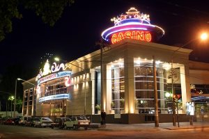 The exterior of Casino de Mendoza at night.