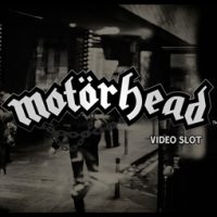 This is the logo of the Netent Motorhead slot from 2016. The black and white picture depicts Lemmy the lead singer in the background with the words Motörhead video slot in the foreground. 